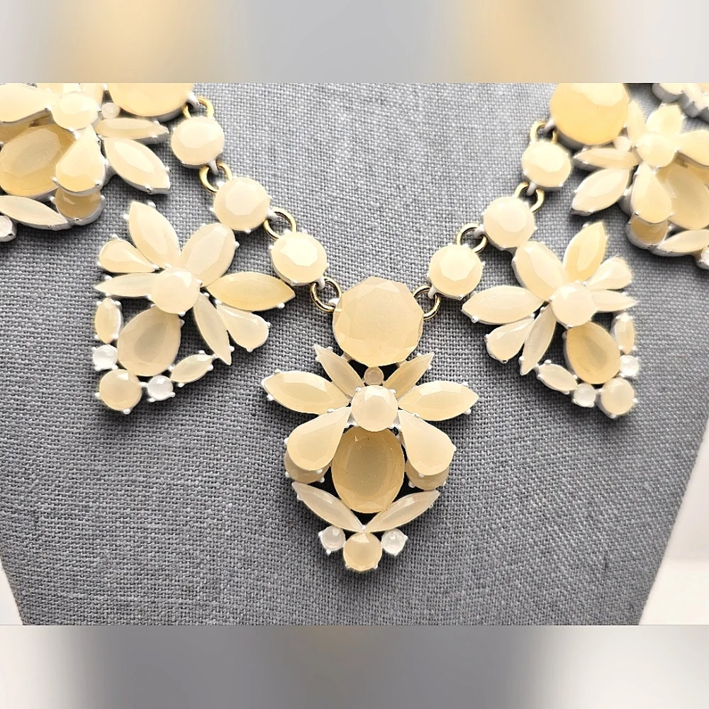 [J. CREW] Cream & White Fan Statement Necklace